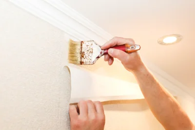 Pose de papier peint à Primelin — revêtements muraux et toiles de verre